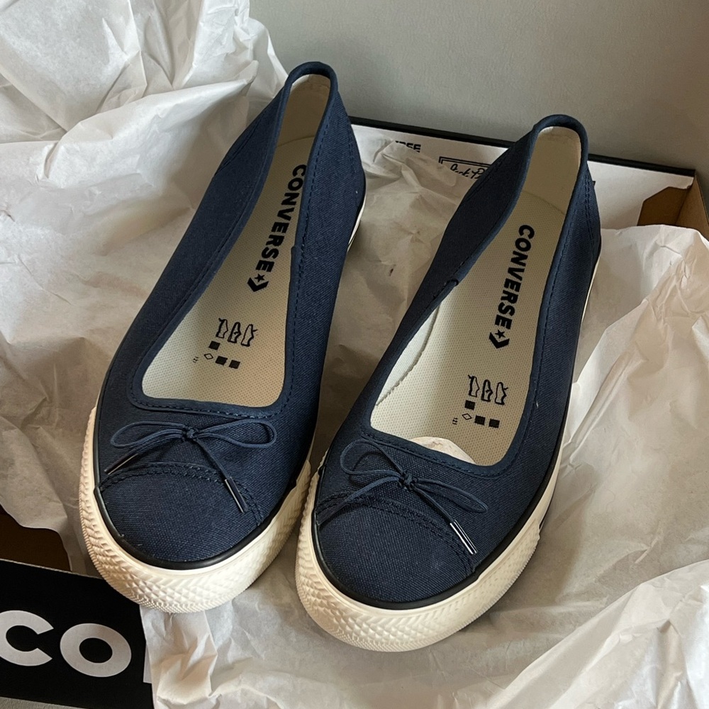 Converse Women's Ballet Flats Navy Slip-On Shoes. 
Size 10
NIB